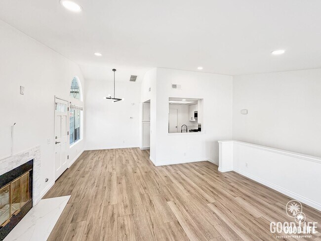 Building Photo - Great 3B/2BA Townhome in Oceanside!