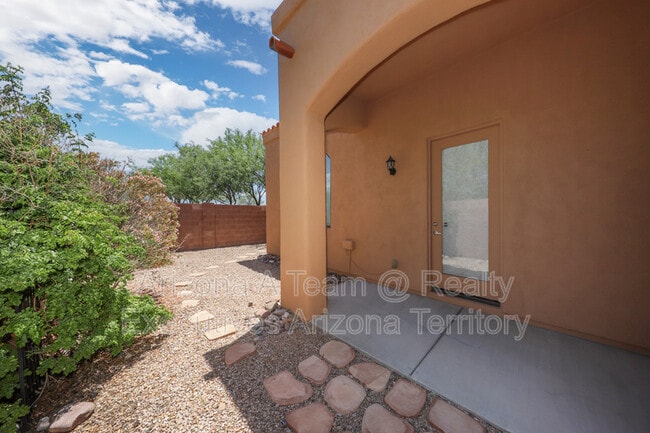 Building Photo - 665 E Weckl Pl