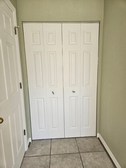 Building Photo - 3710 E Flora St