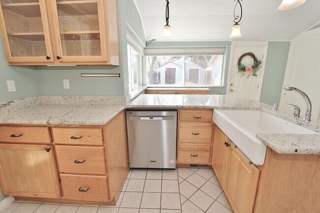 Building Photo - Charming Single-Level Cottage Style Home