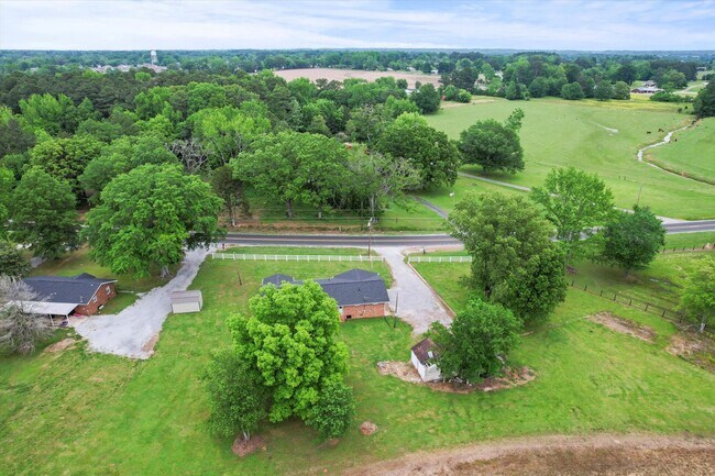 Building Photo - Charming Full Brick Home in Peaceful Count...