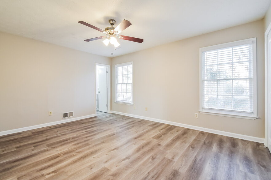 Building Photo - 1111 Realm Ln