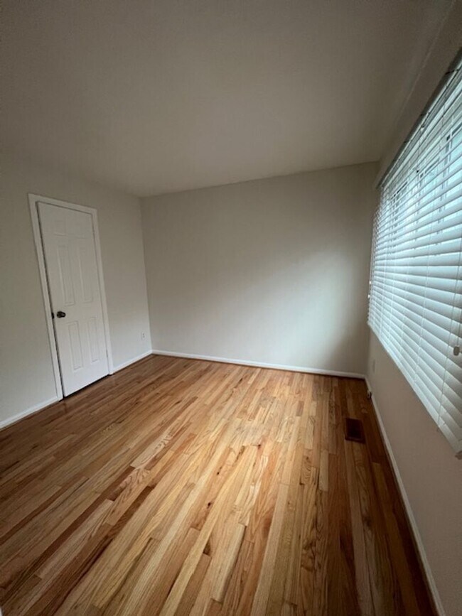 Building Photo - CHARMING TOWNHOME LOCATED IN HIGHLAND HALL...