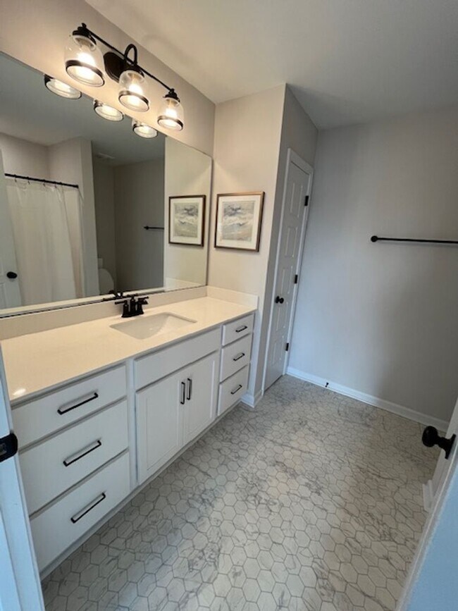 Building Photo - Stunning townhouse located in the heart of Winnabow!