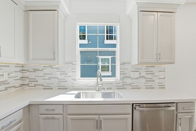 Building Photo - Spacious 3 Bed Townhome with Garage, A/C & Modern Finishes