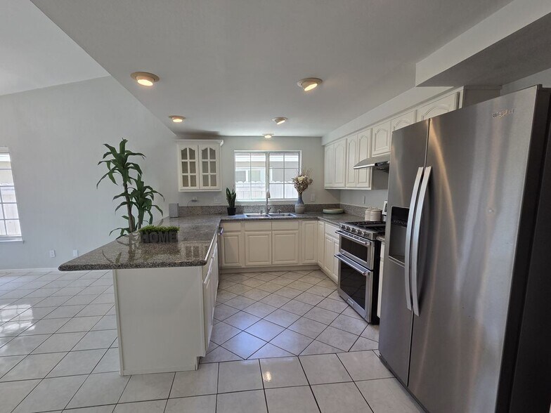 Building Photo - 14232 Matisse Ave