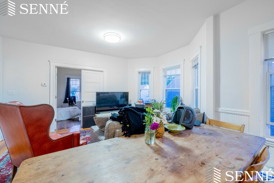 Building Photo - 37 Magoun St
