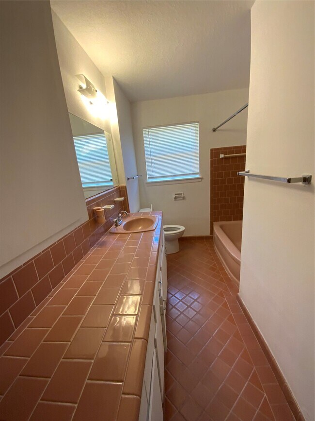 Building Photo - 405 Azalea Dr