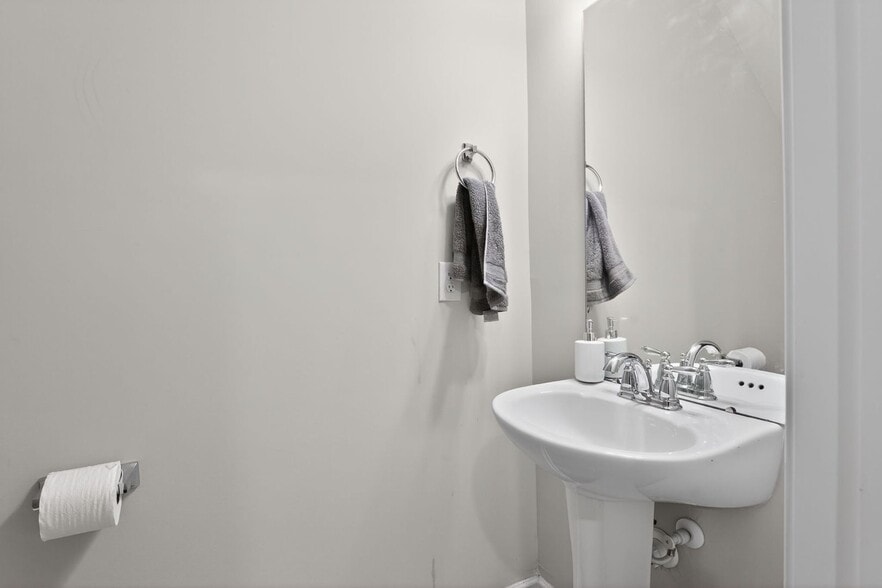 Building Photo - 5917 Neck Rd