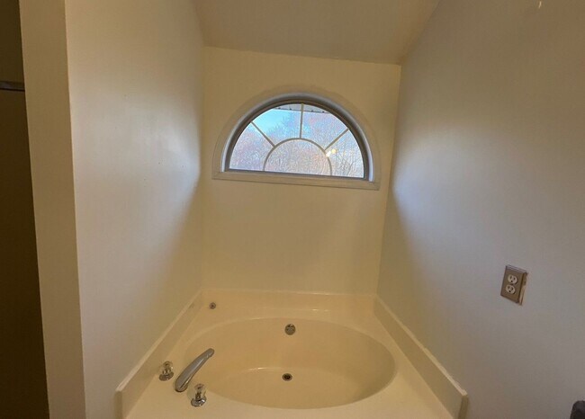 Building Photo - Great Price on Huge "As Is" 5 Bed/3 Bath S...
