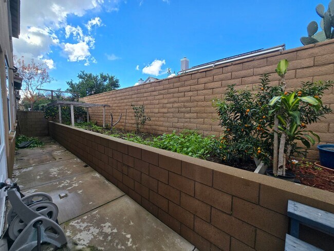 Building Photo - Open-Concept Living with Downstairs Bedroom & Enclosed Patio Retreat