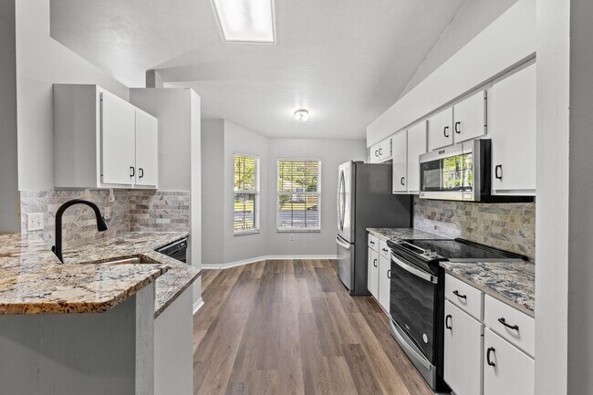 Building Photo - Experience a breezy lifestyle in the convenient Eagle Point subdivision!