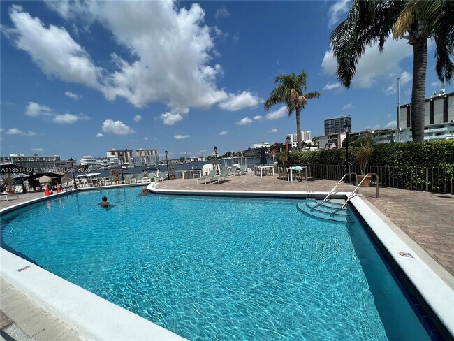 Building Photo - 100 Golden Isles Dr