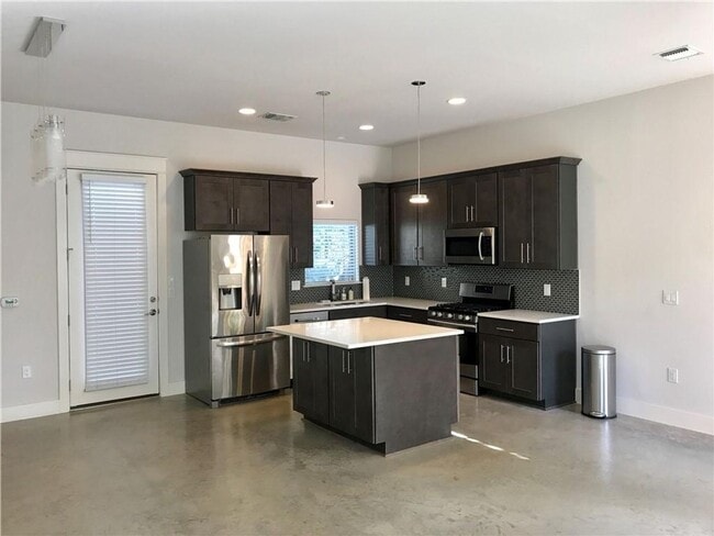 Building Photo - Central Austin / 3 bedroom, 2.5 baths / Mo...
