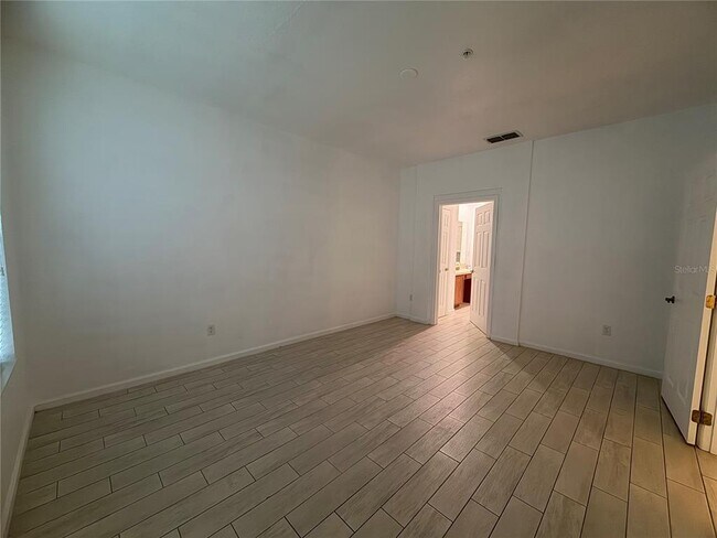 Building Photo - 3001 Laurel Park Ln