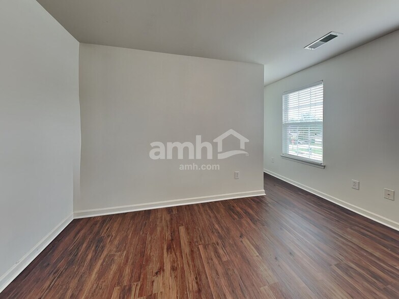 Building Photo - 10 Pfeiffer Ct