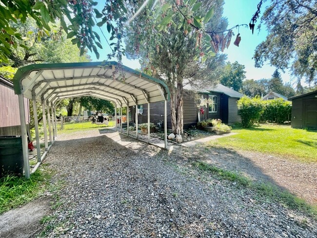 Building Photo - 223 Hemlock Dr