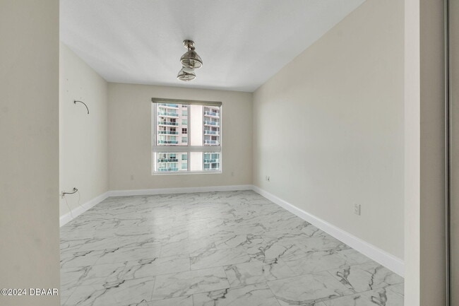 Building Photo - 231 Riverside Dr