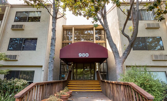 Building Photo - 1 Bedroom 1 Bath Remodeled Condo Available...