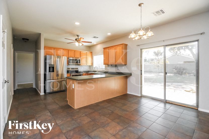 Building Photo - 39226 N Luke Cir