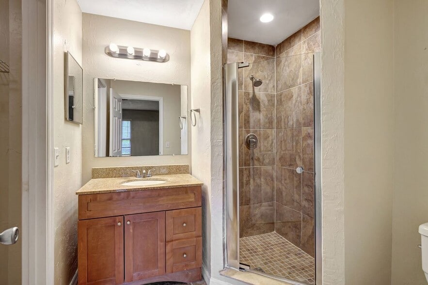 Building Photo - 706 111th Ave N