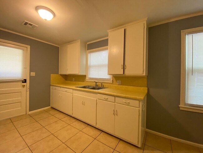 Building Photo - 1 Bedroom Duplex with private parking
