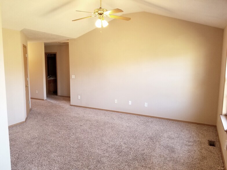 Building Photo - 813 N Pinewood Ave