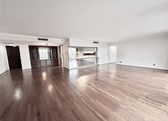 Building Photo - 2016 Main St