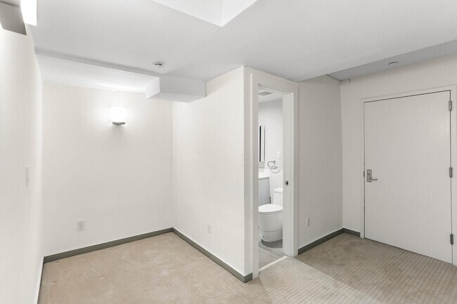 Building Photo - ROOM ONLY in 5-bed/2.5-bath Home