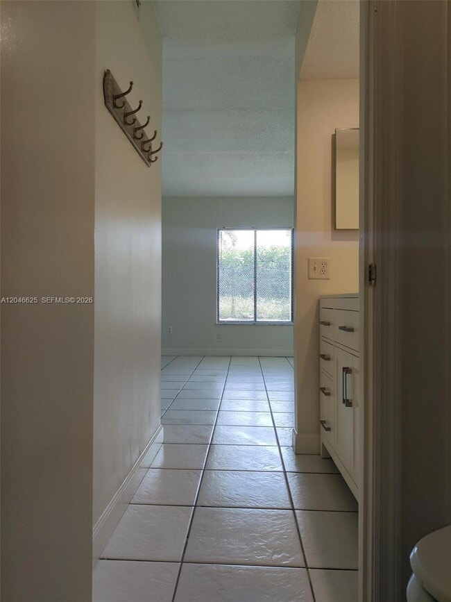 Building Photo - 300 E Club Cir