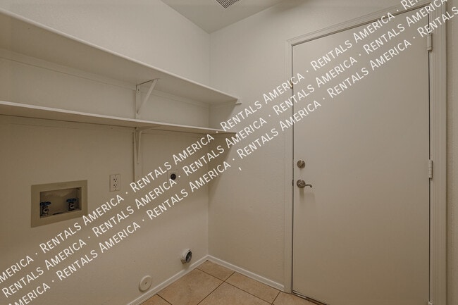 Building Photo - 7158 E Juanita Ave