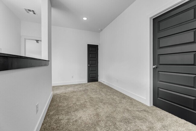 Building Photo - MOVE IN SPECIALS