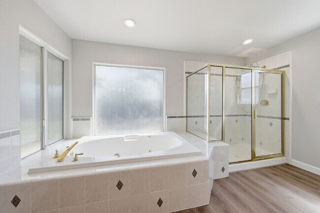 Building Photo - Executive Rental in Gold Hills