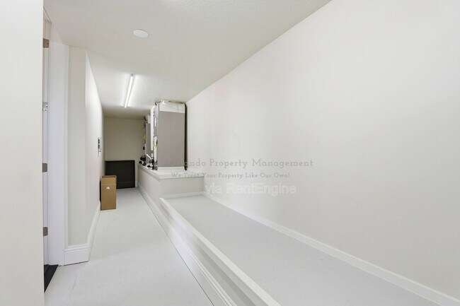 Building Photo - 705 Largovista Dr