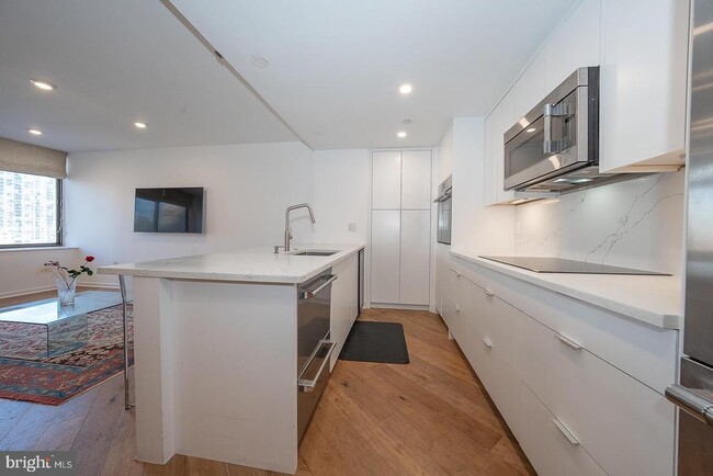 Building Photo - 202 W Rittenhouse Square