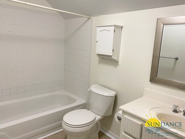 Building Photo - Stunning 5 Bedroom Home in Robledal Estates