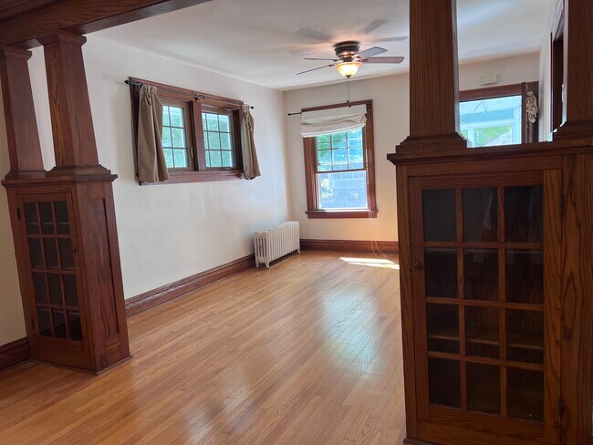 Building Photo - 627 Knickerbocker St
