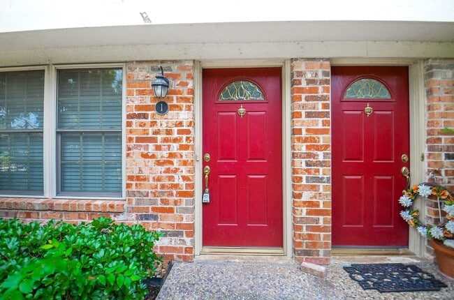 Building Photo - 2 Bedroom Memorial Condo with Utilities Included