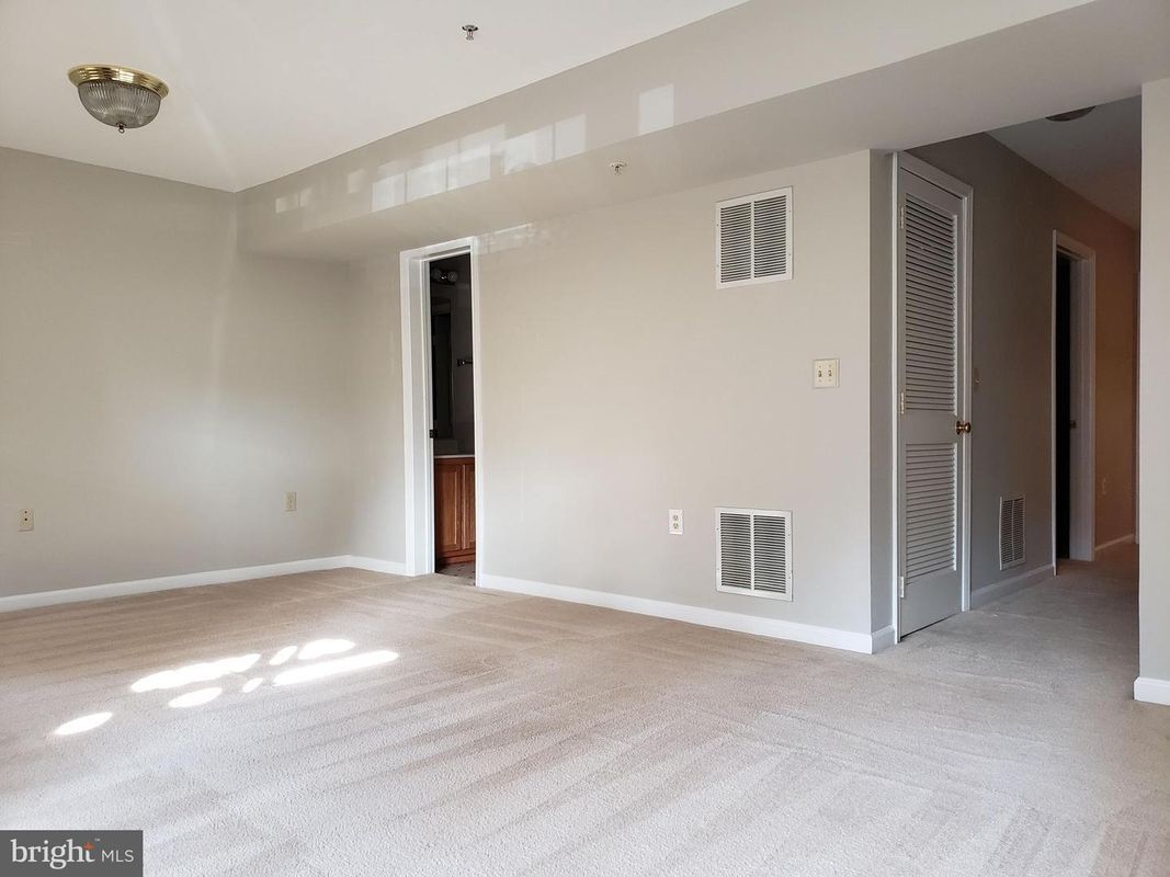 Building Photo - 2203 Montauk Dr