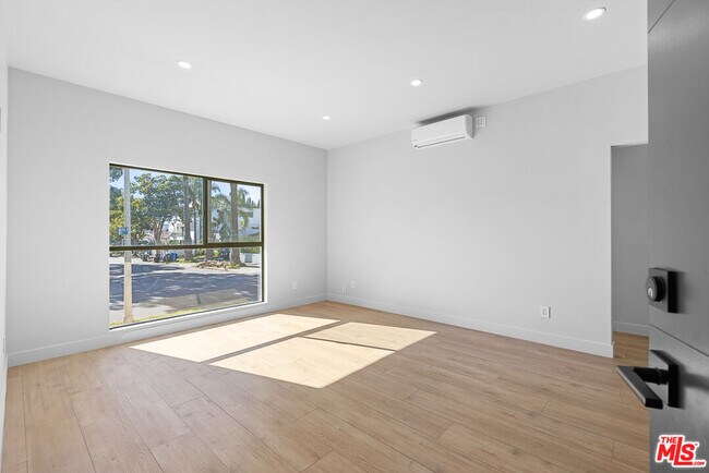 Building Photo - 7229 Willoughby Ave