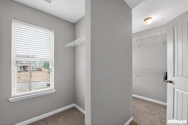 Building Photo - 1154 Paramount Dr