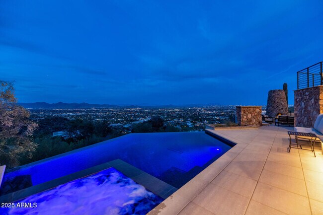 Building Photo - 5810 E Cholla Ln