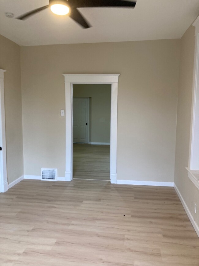 Building Photo - Spacious, renovated apartment in Carondelet!