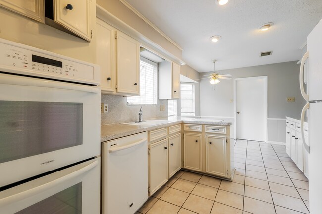Building Photo - 222 Magic Oaks Dr