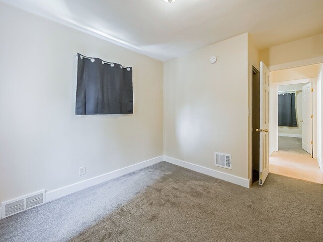 Building Photo - Charming 3 Bedroom Home Available in Quiet Pontiac Neighborhood