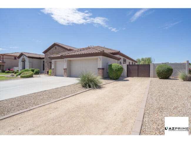 Building Photo - Experience Unparalleled Luxury in this Stunning 4/3 Fully-furnished Custom Home in Litchfield Park.