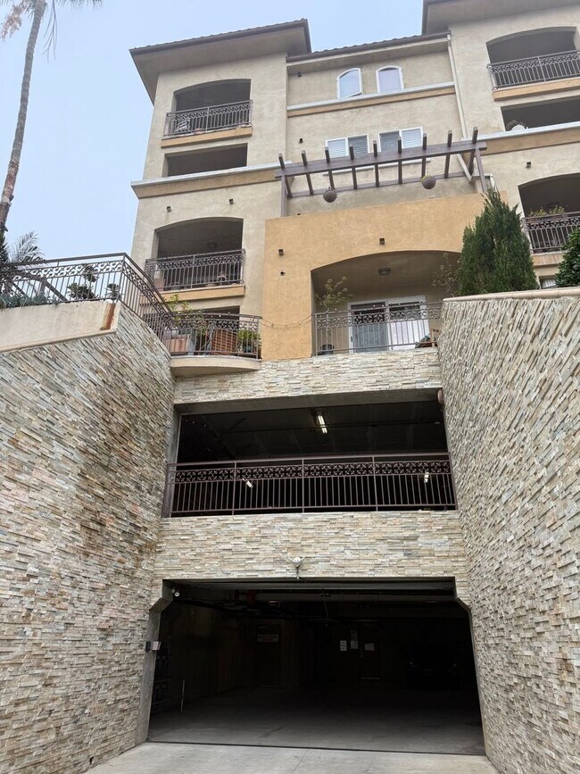 Building Photo - Beautiful Spacious 2 Bedroom/2 Bath Condo