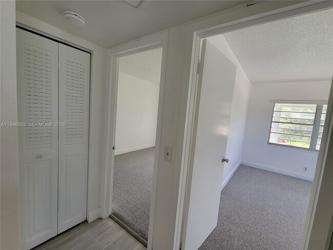 Building Photo - 196 Mansfield F