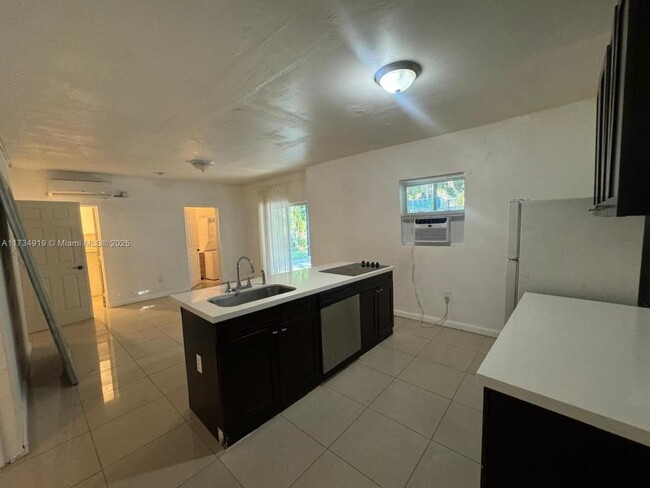 Building Photo - 2 bedroom in Miami FL 33127