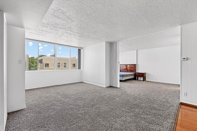 Building Photo - Art Deco Condo 1 Bedroom  1 Bath with cove...
